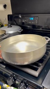 Acompañame hacer este Moro de Habichuela Rojas 🇩🇴♥️, le eche pimenton rojo y cilantro, los demas vegetales estaban licuado (Sazón completo, hecho en casa). #jessydevita #comidatipicadominicana🇩🇴❣️ #sazondominicano🇩🇴 #sabordominicano🇩🇴 | Jessy De Vita