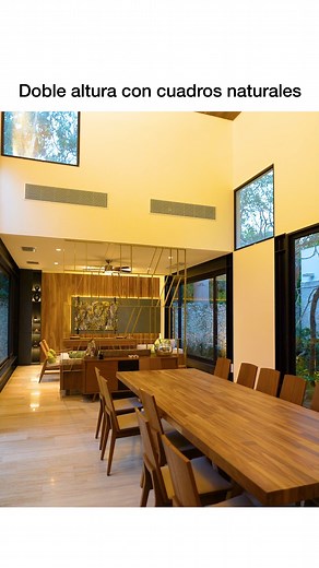 Una CASA GALERÍA para VER ÁRBOLES en Armonía con la Naturaleza | Obras Ajenas | @asarquitectura Esta casa ha sido diseñada para respetar y destacar los árboles existentes en el terreno, convirtiéndola en una galería natural. Las aperturas inteligentes permiten una vista panorámica de los árboles desde el interior, mientras que la madera de salam en el interior agrega toques elegantes y acogedores. Con una gran terraza estilo Mérida y una piscina, esta casa es un oasis de relajación. Aunque cerra