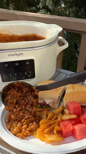 🫘You can make baked beans any night of the week! We love this easy recipe! #crockpot #bakedbeans