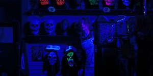 Brand New Trailer Puts the Solo Spotlight on This Week’s ‘Fear Street Part 1: 1994’! [Video]