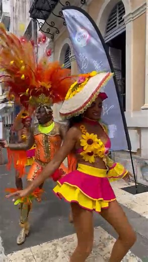 [#KomèsAnLari] Petit extrait de la Zumba Carnaval - So Brazil avec Steeve SEGOR et le groupe EMINANS 🇧🇷💃🎭 On vous laisse apprécier l'ambiance qui régnait sur place...👀🔥 #ZumbaCarnaval #KomèsAnLaril #SteeveSEGOR #EminanS #SoBrazil #LaVilleDePointeAPitre #SéLapwentSaKaBay #ThePlaceToBe | La Ville de Pointe-à-Pitre