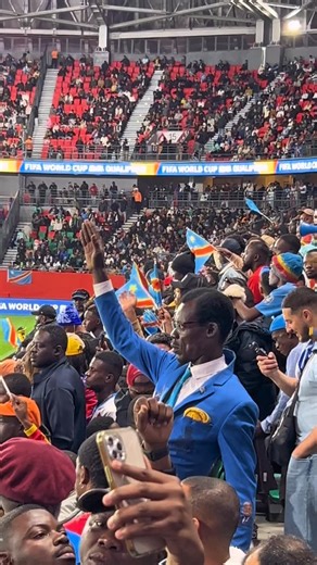 ELONSY MOHAMED on Instagram‎: "⁨ أشهر مشجع كونغولي حاليا لي مايتحركش 🇨🇩 كايمثل الوزير الأول ديالهم في الستينات باتريس لومومبا PATRICE LUMUMBA من مباراة الكونغو الديموقراطية و نيجيريا #congo #congodrc #الكونغو #الكونغو_الديمقراطية #نيجيريا⁩"‎