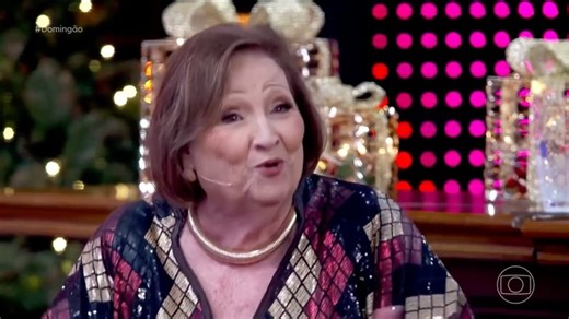 Hugo Gloss on Instagram: "Eu tô desatualizada! 🤣 Dona Déa fez todo mundo cair na risada com uma piada sobre peru de Natal no @Domingão de hoje (21). "Eu não posso falar sobre peru, eu tô desatualizada. Eu não como peru por restrição médica", soltou. A gente não aguenta com ela! 🗣️ (📹: @tvglobo)"