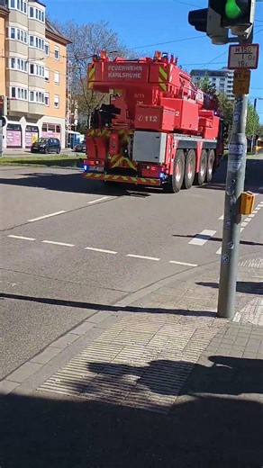 Das 50 Tonnen Monster der Feuerwehr Karlsruhe auf Alarmfahrt neuer FWK der BF Karlsruhe