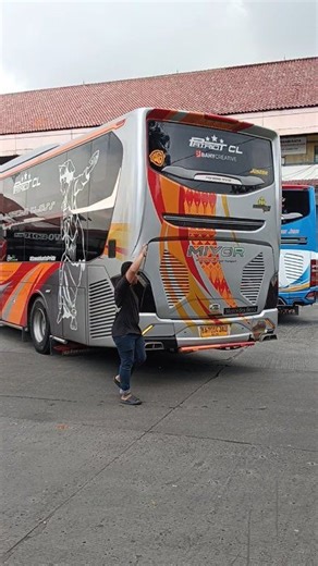 Without a conductor, the bus cannot reverse freely #luxurybus #bustourusa #newyork #busTourEurope #fyp | Lensa Luxury Bus