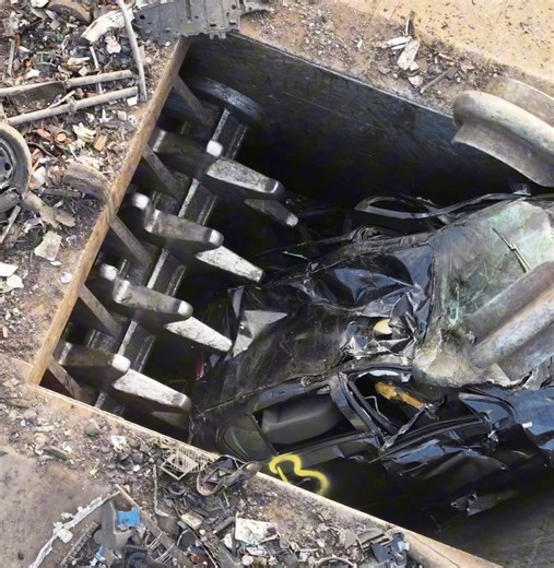 This Shredder Does NOT Play 😳🦾 Built to destroy anything that touches it. Insane power at the scrapyard! ♻️ #shredding #carshredder #heavyindustry #mechanical #destruction #machinery #wow #satisfyingvideos #recycling | SupernovaSonia