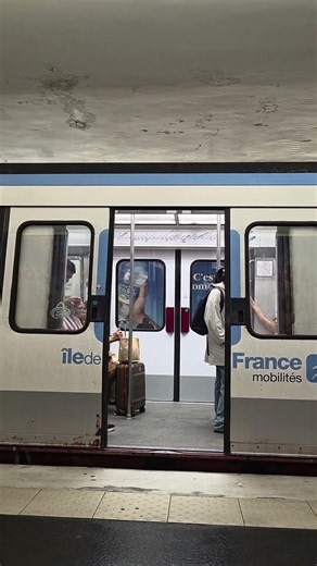 Cette porte ne s'ouvre qu'à moitié et fermetures des portes d'un MF77