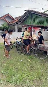 Kalian punya temen yang masih punya sepeda antik juga ga #shorts #lucu #kocak