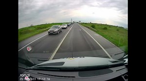 Doar 3 secunde intre intrarea pe contrasens si impactul frontal. A fost filmat accidentul cu 10 raniti de la Timisoara. Video #video #impact #accident #timisoara #centura #live #films Detalii AICI ---> https://www.opiniatimisoarei.ro/a-fost-filmat-momentul-impactului-frontal-in-accidentul-cu-10-raniti-de-la-timisoara-soferul-vinovat-depaseste-coloana-pe-linia-continua-cu-3-secunde-inainte-de-izbitura-video/26/04/2023 | Opinia Timisoarei