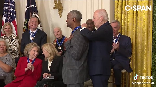 C-SPAN (@cspanofficial) - Denzel Washington Awarded Presidential Medal of Freedom