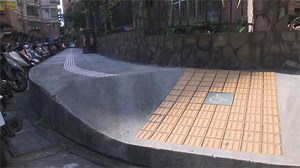 無障礙變障礙 社區坡道距地面有落差