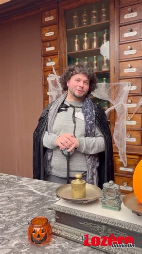 Halloween est visiblement une source d’inspiration pour les activités des vacances de Toussaint. La preuve avec Géraud Boyer guide conférencier à Mende, il propose un atelier pour les enfants intitulé « Les potions de la sorcière ». Au sein de la pharmacie de l’ancien hôpital il va chercher des ingrédients pour fabriquer une potion magique dont il a volé la recette à Rhamphadarelle, la sorcière du Mont Lozère. Explications… Vidéo CR/LLN et JM/LLN | Lozère Nouvelle L'info Lozerienne