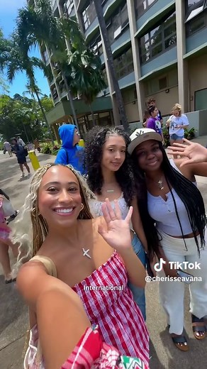 How I get around using the bus!!! 🚌 #universityofhawaiiatmanoa #uhmanoa #universityofhawaii #oahu #honolulu