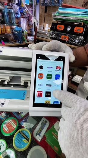 Así de sencillo es como funciona la #máquina cortadora de láminas de #hidrogel en la que puedes realizar cortes para cualquier #celular , incluso los últimos modelos 🤯📱✨👌🏼