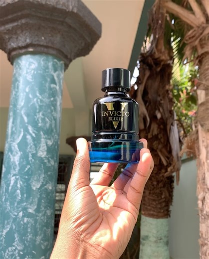 Senteurs & paillettes 🌸| Parfumerie en ligne🇧🇯 on Instagram: "Invicto Victorious Elixir ~ Fragrance World Un parfum aromatique, boisé et vanillé qui respire la confiance et la sophistication. ▪️Notes de tête : Lavande, Cardamome, Poivre noir ▪️Notes de cœur : Encens, Patchouli ▪️Notes de fond : Vanille, Fève de tonka Inspiré de Invictus Victory Elixir de Paco Rabanne. Prix: 10000f #parfumerie #perfumes #fragranceworld"