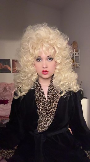 My vintage robe I love so much #80s #80saesthetic #80shair #90shair #1980s #90s #wigstyling #wigstylist #wigs #80swig #bighair