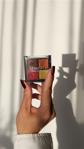 ✨ Brillo que se roba todas las miradas ✨ Con la paleta Semilac Chrome Nails llevas el efecto espejo y los destellos multidimensionales a otro nivel. Cuatro tonos intensos y llenos de luz que transforman cualquier manicura en una obra de arte 💅🔥. Porque tus uñas merecen el mismo protagonismo que tu outfit. Atrévete a deslumbrar ✨ | Semilac