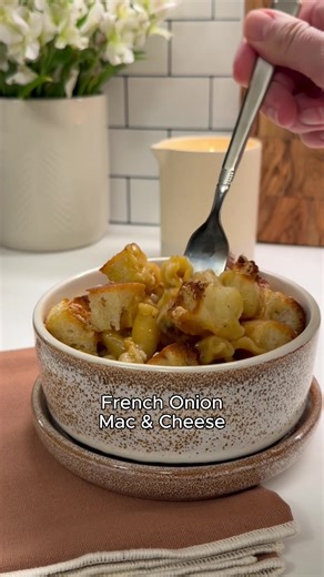 Homemade vibes, weeknight ease. This French Onion Mac & Cheese delivers on both. Recipe at the link in bio.