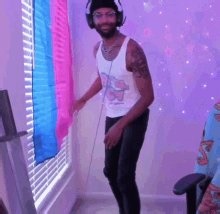@SmittyUpNunder @mrflourish69 You say that like being bisexual ain’t the coolest thing😎