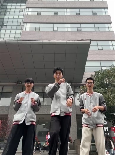 @9w.hellomemo.w7 @c_jennif.er Quà Tết FTU, nôn nghỉ lắm rồi dc: @lf.quanxu @lf.ngowf #dance #nhaytiktok #trendingvideo #ftu #ngoaithuong