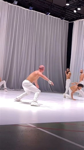 « Boys don’t Cry » - Cie Hervé Koubi aux Nuits du Château - Festival de danse de La Tour d’Aigues Dimanche 7 juillet 2024 à 21h30 Informations et réservations 👇 https://www.artforgaia.org/les-nuits-du-chateau/soiree-herve-koubi-7-7-24/ Plein Tarif : 30 € Tarif réduit (tourrain, demandeur d’emploi, étudiant) : 19 € Tarif enfant moins de 15 ans : 14 € Avant-soirée, restauration, musique live, happening danse à partir de 18h30 : gratuit 🎶 @oum_elghait « Lik » 🤍✨ | Hervé Koubi