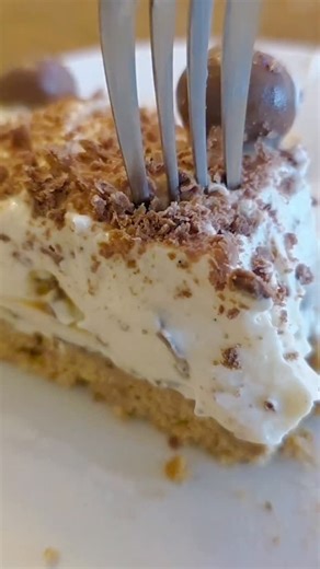Fitness & Nutrition Coach | Caroline Coffey on Instagram: "Maltesers & Crunchie Cheesecake Ingredients: Base: 250g digestive biscuits 100g butter, melted Main: 1 teaspoon of REAL Vanilla paste (or one vanilla pod) 280g full fat philadelphia 280g light philadelphia 100g icing sugar 280ml double cream 70g Maltesers, halved 110g Crunchie bars, chopped Topping: some extra Maltesers and Crunchie Method Base ❗️Butter and line a 23cm loose-bottomed tin with baking parchment (cheesecake tin) ❗️Smash the