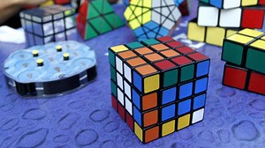 ¿Cómo solucionar el Cubo de Rubik?