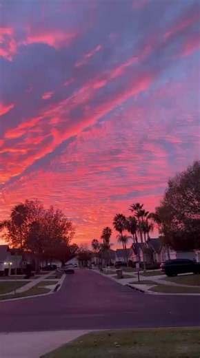 “This is your sign to book the villa 🌅✨ Sunsets like this never get old… who would you watch this with? 🏡💫”#luxuryvilla #villalife #sunset #dreamholiday