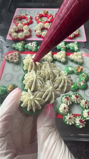 Christmas Macarons 🎄 White Chocolate Poppyseed Ganache