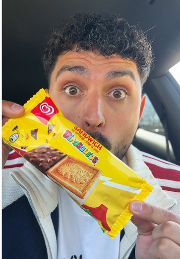 Probando Sándwich Dinosaurus: ¡El Helado Más Divertido!