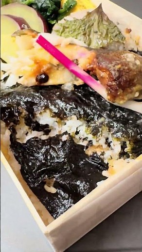 いつも弁当を買うグランスタ東京に新しく入っていた『刷毛じょうゆ 海苔弁 山登り』で買った『銀だら西京焼きの海苔弁』銀だらも海苔弁も大好物なので最高すぎた🥰#駅弁 #東京駅グルメ #グランスタ東京