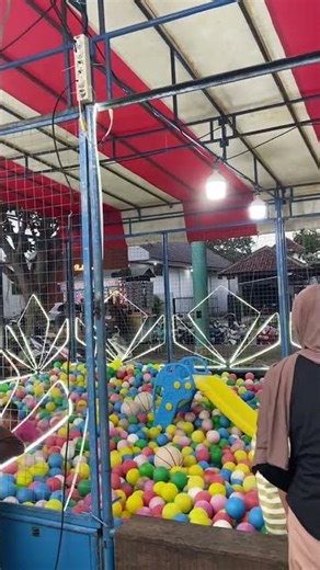 Ball pit with slide