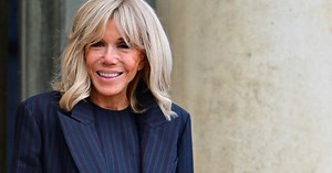 Brigitte Macron très élégante en blazer long aux boutons dorés, pantalon flare et bottines en cuir