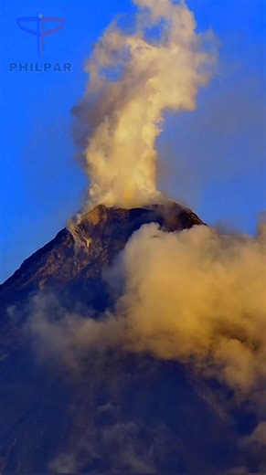 WATCH: A time-lapse view of Mayon Volcano. Based on PHIVOLCS’ 24-hour monitoring, Mayon continues to exhibit effusive activity, generating incandescent lava flows and pyroclastic density currents. Recorded activity includes one volcanic earthquake, one ongoing tremor, 253 rockfall events, and 44 PDCs. A volcanic plume rose up to 600 meters above the summit crater, drifting southwest and northeast. 🌋 Mayon Volcano | Mount Mayon 🕔 Time-Lapse #PhilPar #PhilippinesParadise #Mayon #MayonVolcano #Ma