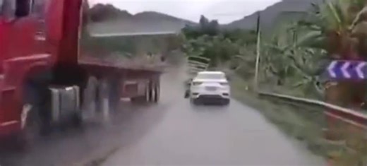 半挂车雨天过弯儿不减速发生甩尾，无辜小货车被撞下山沟。
