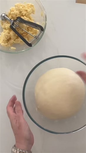 There's nothing quite like this Cheesy Garlic Sourdough Christmas Tree Pull-Apart Bread! 🎄 Each little bread roll is filled with gooey garlic butter and cheese, and the top is brushed with garlic butter to create the most amazing flavor explosion! And yes, it's actually really easy to put together! Grab my recipe: https://www.pantrymama.com/sourdough-christmas-tree-pull-apart-bread-with-cheese-garlic/ | The Pantry Mama