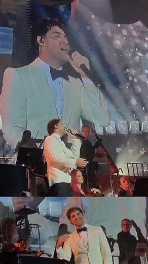 🎄 David Bisbal da paso a la Navidad cantando su clásico villancico ‘Blanca Navidad’ en su concierto en Almería. El cantante almeriense emocionó a más de 5.000 personas con un espectáculo especial, donde combinó villancicos y éxitos de toda su carrera. #Navidad #Famosos #DavidBisbal #España #Almería | El Español
