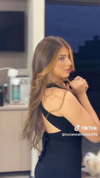 ✨ Iluminação em técnica Free Hands para um resultado natural, elegante e personalizado. Tons mel-dourado foram aplicados estrategicamente para criar profundidade, luminosidade e movimento aos fios, com transições suaves e sofisticadas. Finalização em ondas para valorizar ainda mais o visual. 💇‍♀️💛 #mechas #loiro #beauty #freehand #cabelo #belez #salon #education #CapCut