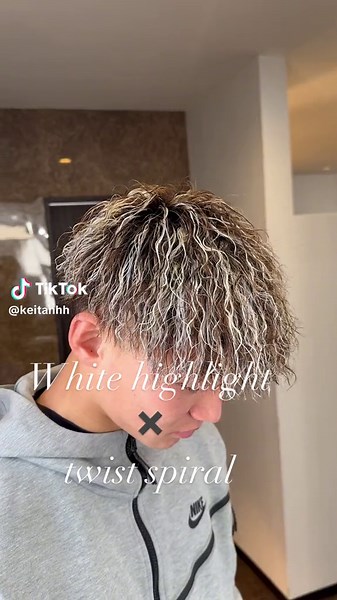 White highlight✖️twist spiral👑 #波巻きスパイラル#センターパート#ツイストスパイラル#ツイストパーマ#メンズパーマ#橋本市美容室#和歌山美容室#和歌山県#スペインカール#金メッシュ#波巻スパイラルパーマ#メッシュ#ホワイトメッシュ#ニュワンスパーマ#波巻パーマ#メンズハイライト#ホワイトハイライト#スパイキーショート#プードルパーマ
