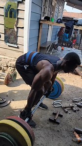 Le deadlift (ou soulevé de terre) est un exercice de musculation polyarticulaire qui consiste à soulever une charge posée au sol jusqu'au niveau des hanches. Considéré comme "le roi" des exercices de force, il sollicite presque tous les muscles du corps, en particulier la chaîne postérieure. #motivation #Congo #goma #deadlift Glody Fitness @super fans Coach Ultrin บัวริมพาเพลิน Victor Amani Nurse peaceful Justin sumu Judith Ng Abu Dhabi Rubel Alom Jako Creation Asthas Fairy tale Rich Katindi99 j