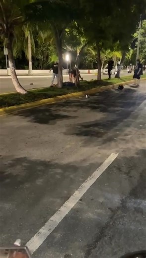 #CHETUMAL #OPB #QROO Un joven perdieron la vida la madrugada de este sábado a la altura de Wayne's, su acompañante terminó con diversas lesiones el cual fue trasladado de urgencias a un nosocomio. Se trasladaban en una motocicleta tipo cross pero perdieron el control impactado su humanidad contra un árbol del camellón central. Siguen los accidentes fatales en el boulevard bahía, esto debido a la combinación de bebidas embriagantes y la conducción de vehículos automotores. | Jimmy Palomo