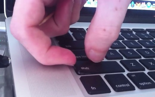 如何移除和清洁 MacBook Pro 键盘 How to clean MacBook Retina SHIFT key