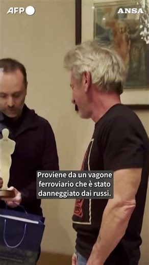Sean Penn wins an Oscar made from debris from the war in Ukraine. #ansa #news