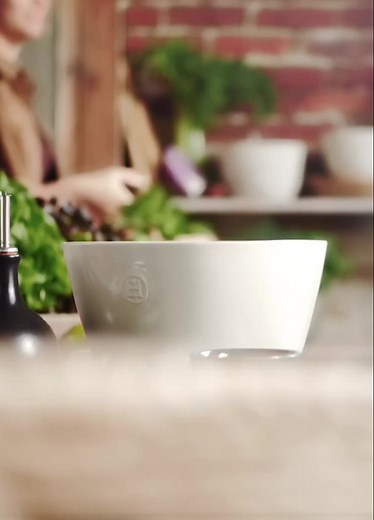 🇫🇷 Vous allez adorer cuisiner dans nos plats et ustensiles en céramique fabriqués en France. Résiste au lave-vaisselle, livré rapidement & sans casse. Fabrication artisanale & responsable depuis 1850, en Bourgogne. | Emile Henry