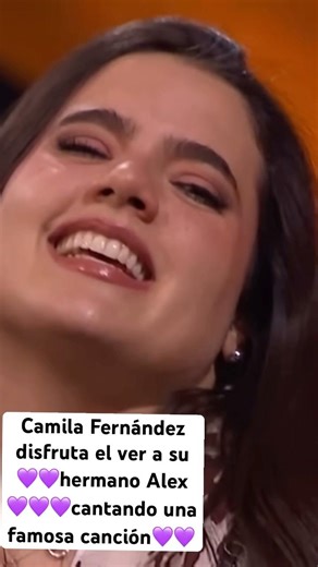 Camila Fernández disfruta con todo su corazon al ver a su hermano Alex cantando deberías estar aquí