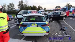 Polizeiauto kracht in drei Fahrzeuge! - 100.000€ Schaden! WALTENHOFEN. Am Freitagabend kam es auf der B19 im Kreuzungsbereich der Anschlussstelle Waltenhofen zu einem größeren Verkehrsunfall. Ein Streifenwagen war gegen 18 Uhr mit Blaulicht und Martinshorn aus Richtung Kempten auf der B19 in Richtung Waltenhofen unterwegs. Im Kreuzungsbereich der Anschlussstelle Waltenhofen übersah ein Pkw-Fahrer den Streifenwagen. Hierbei kam es zum Zusammenstoß beider Fahrzeuge. Im weiteren Verlauf kollidierte