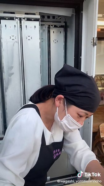 和菓子自販機の裏側と補充作業