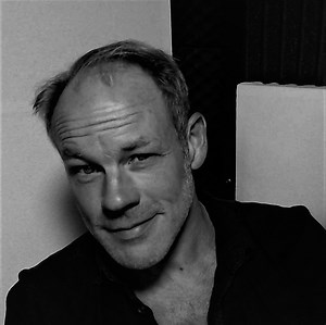 Voiceover demos: UK male voiceover reels & video voice overs