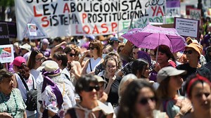 España abre el debate legislativo para abolir la prostitución: un ataque por tres frentes