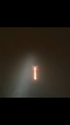 pratham_pathak👨🏻‍✈️✈️ on Instagram: "Runway lighting systems and Runway Visual Range (RVR) are the unsung guides for safe landings and takeoffs, especially in low visibility conditions ✈️🌫️. These systems, complemented by distinct markings and colors, provide crucial visual cues to pilots during critical flight phases. Let’s explore the intricacies: 1️⃣ Runway Edge Lights: Positioned along the edges of the runway, these white lights define the runway boundaries, turning y